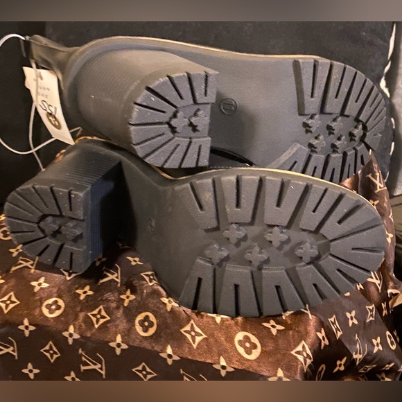 Lace up ,Block heeled boots - Picture 4 of 5